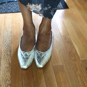 Silver quilted Manolo Blahnik 40 Chanel style flat